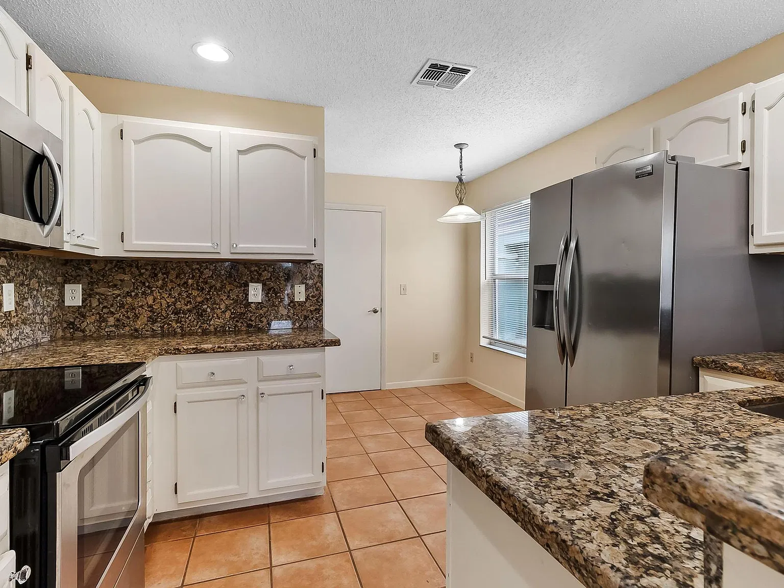 3 bed, 1338 sqft, $3,950 — Photo 4