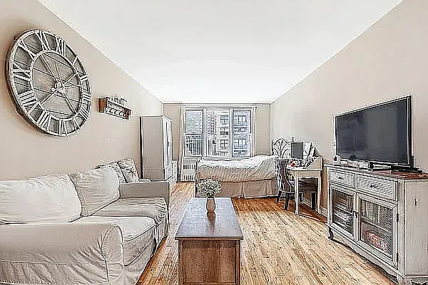 311 E 75th St #5G — Photo 1