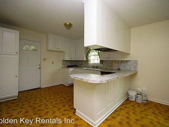 4th image of 208 Center St