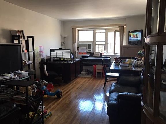 3rd image of 4465 Kissena Blvd #6A