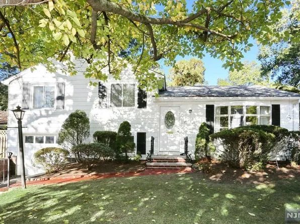 14 Willis Dr, Closter, NJ 07624