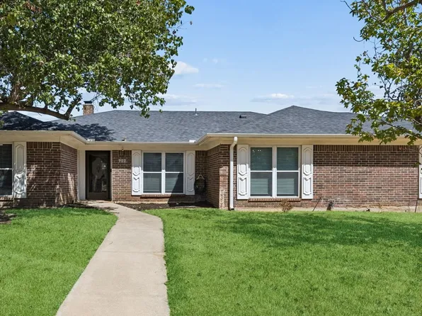 900 Rosewood Ct, Euless, TX 76039