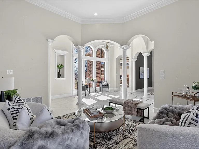 5704 Pine Valley Dr — Photo 4