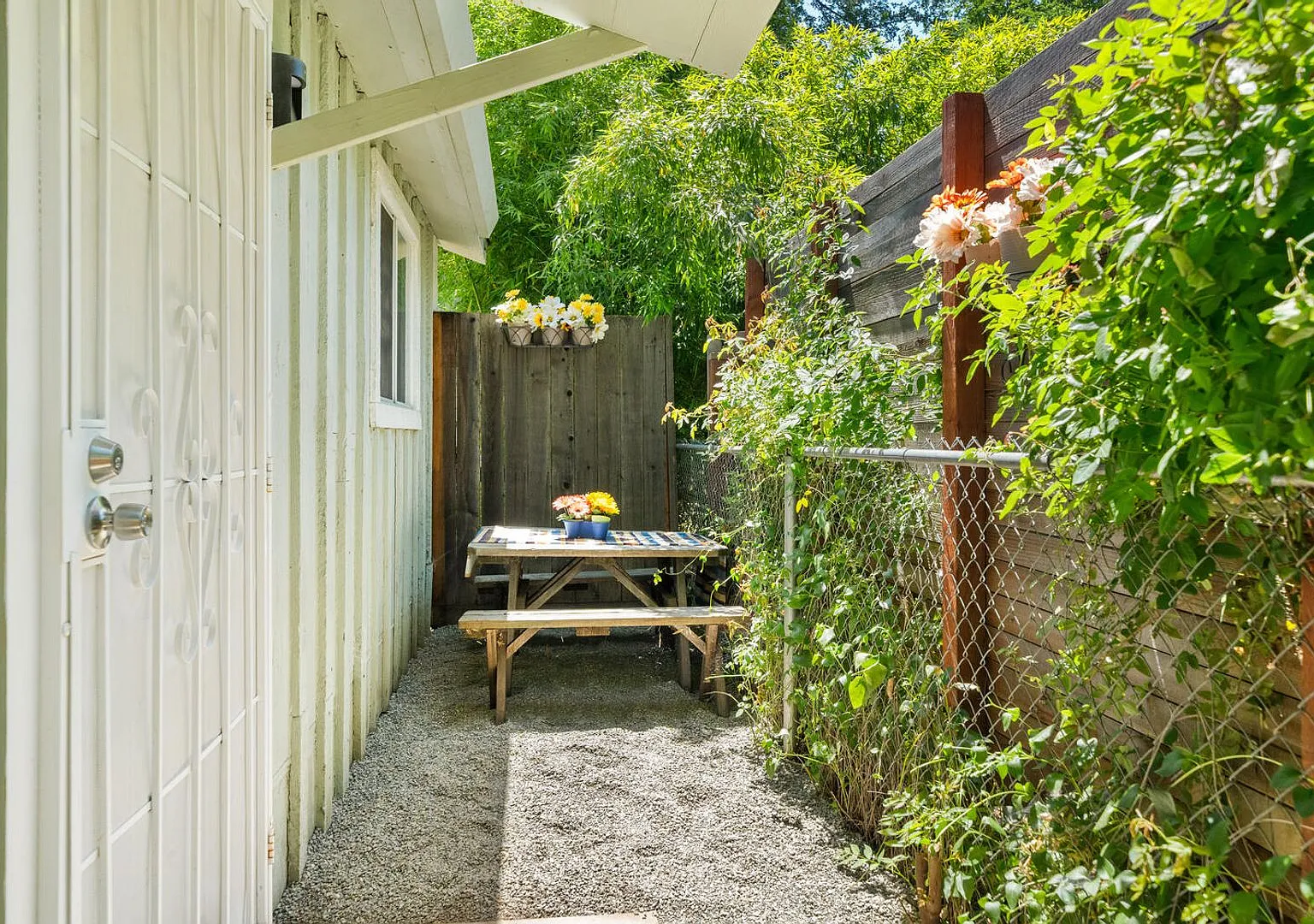 Charming ADU Studio with Private Yard & Utilities Included. Available Now! — Photo 2