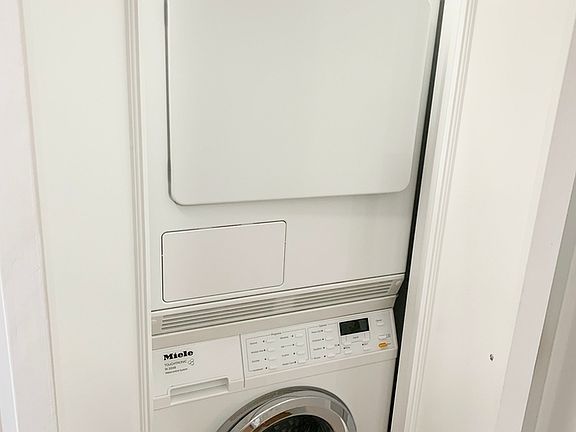 5th image of 210 W 70th St #817