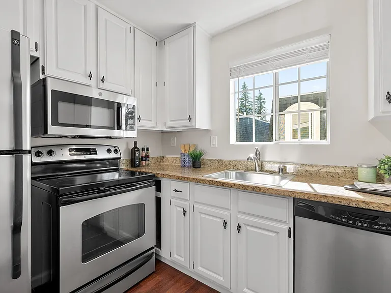 1221 Oak Grove Ave — Photo 6