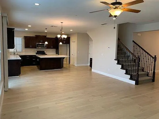 4 bed, 2492 sqft, $3,700 — Photo 2