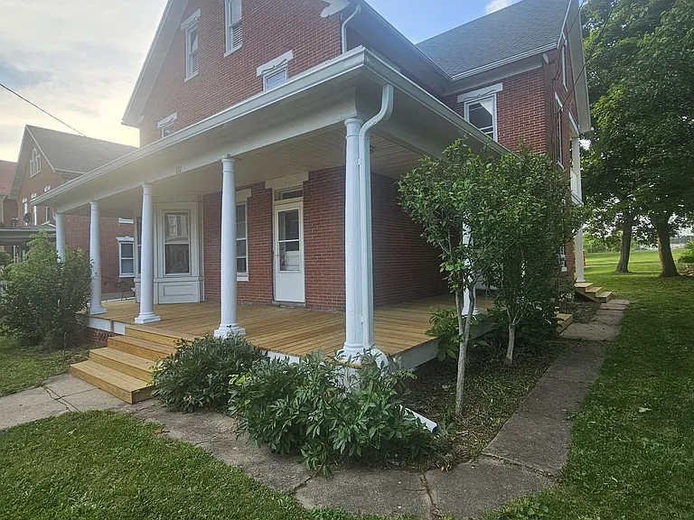 102 E York St — Photo 2