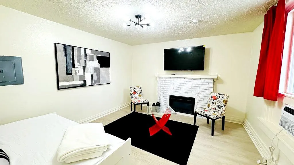 715 E Parker Ln — Photo 1