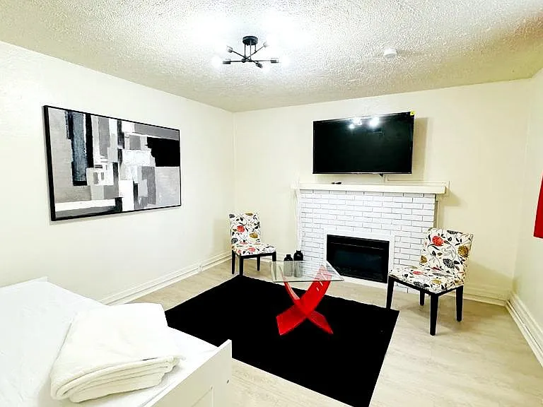 715 E Parker Ln #1 — Photo 1