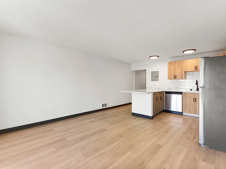 Baycrest Apartments — Photo 6