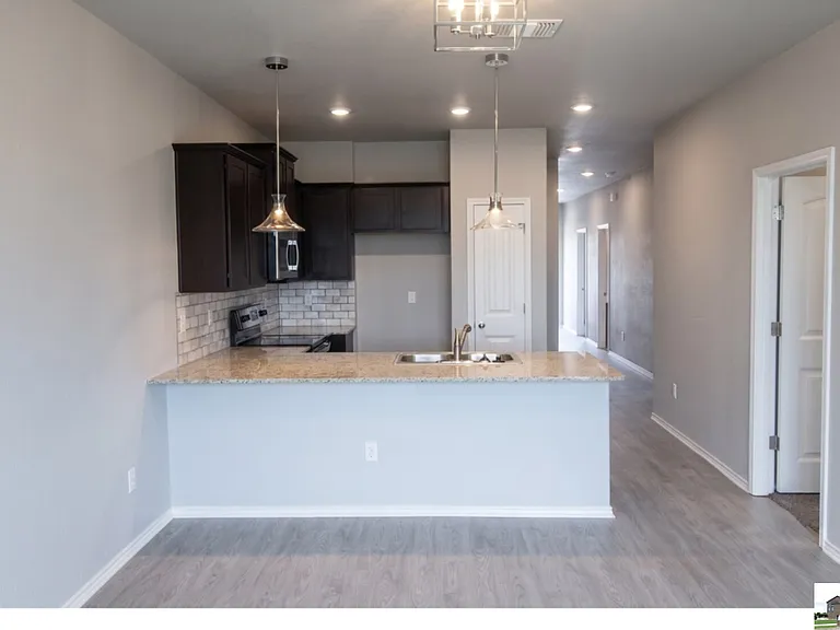 227 Green Valley Dr — Photo 2