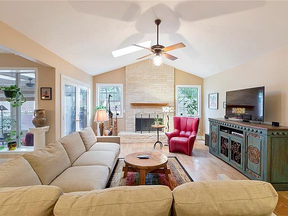 3rd image of 2105 Matterhorn Ln