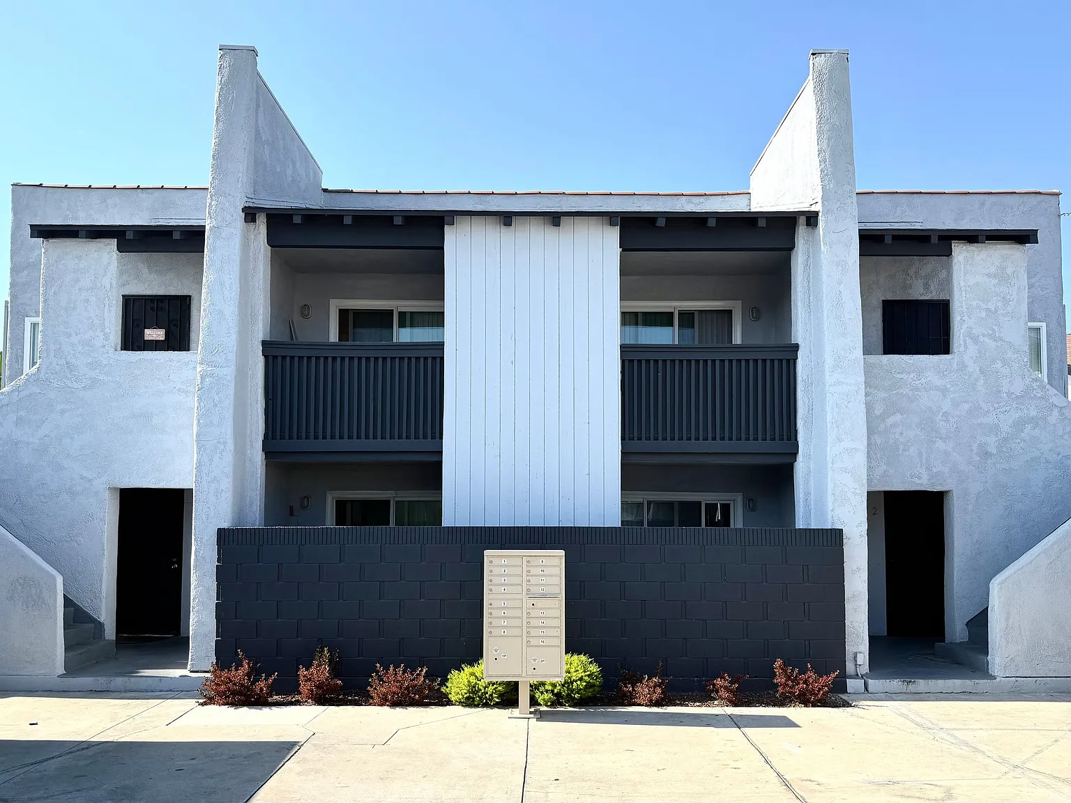Ramona Apartments — Photo 1