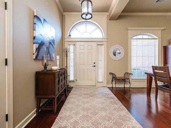 3rd image of 26 Epernay Cir