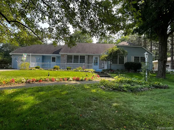 2550 Brownwood Dr, Port Huron, MI 48060