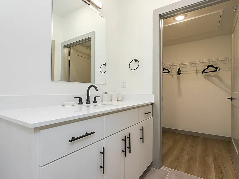 4001 Roseland Ave — Photo 48