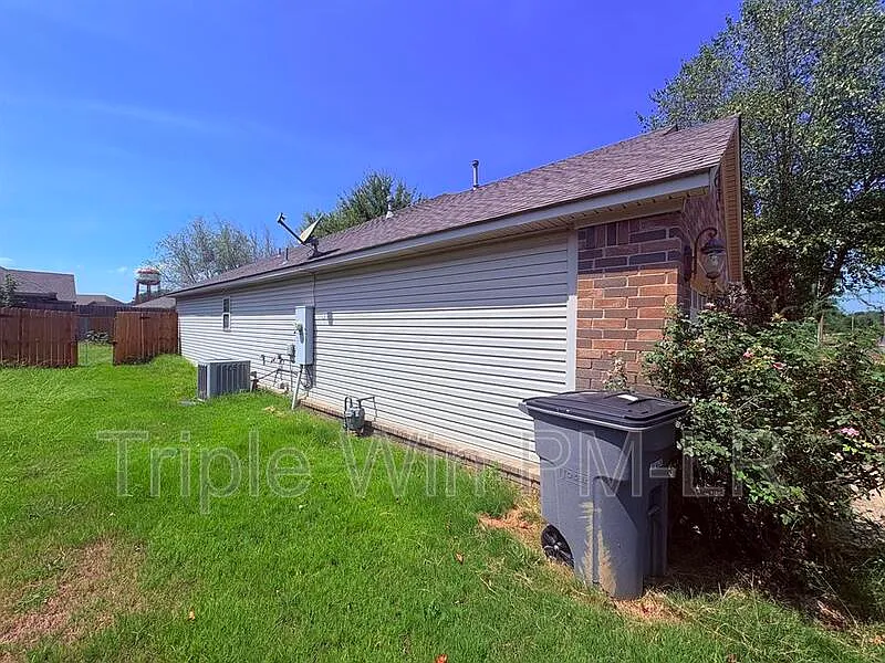 4 bed, 2.0 bath, 1996 sqft, $1,750 — Photo 2