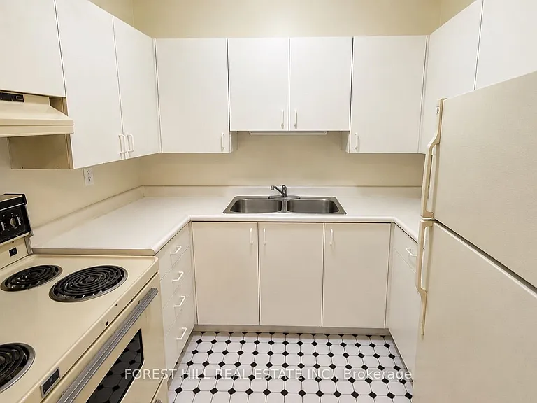 126 Dundas St E #301 — Photo 7