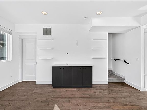 5th image of 3199 Lawrence St