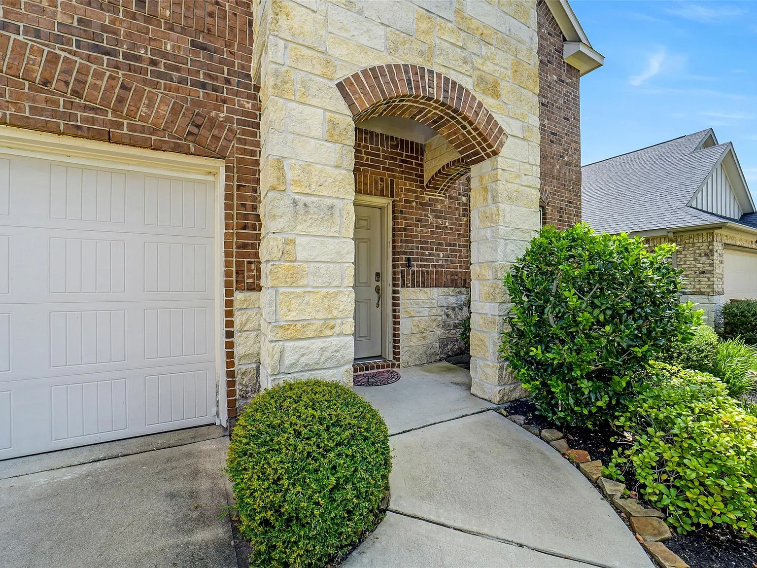 4 bed, 2.5 bath, 2386 sqft, $2,500 — Photo 2