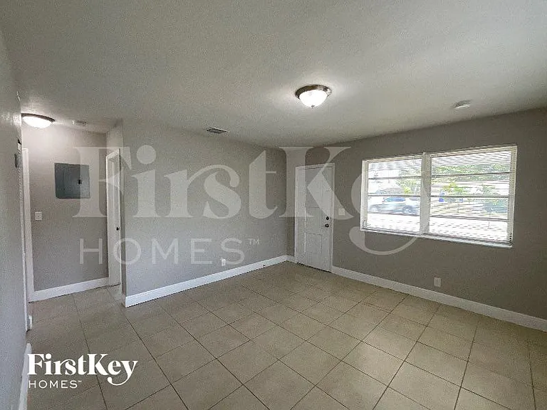 2435 Liberty St — Photo 2