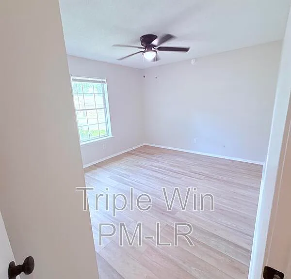 220 Randall Dr — Photo 29