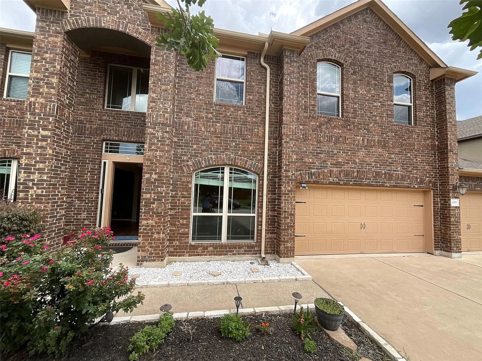 5 bed, 3.5 bath, 3474 sqft, $3,250 — Photo 2