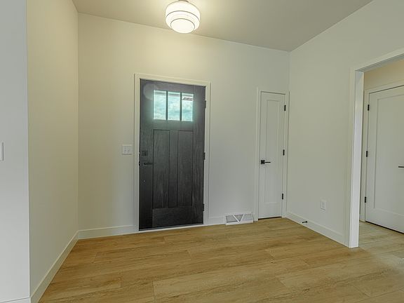 2nd image of 404 Creekview