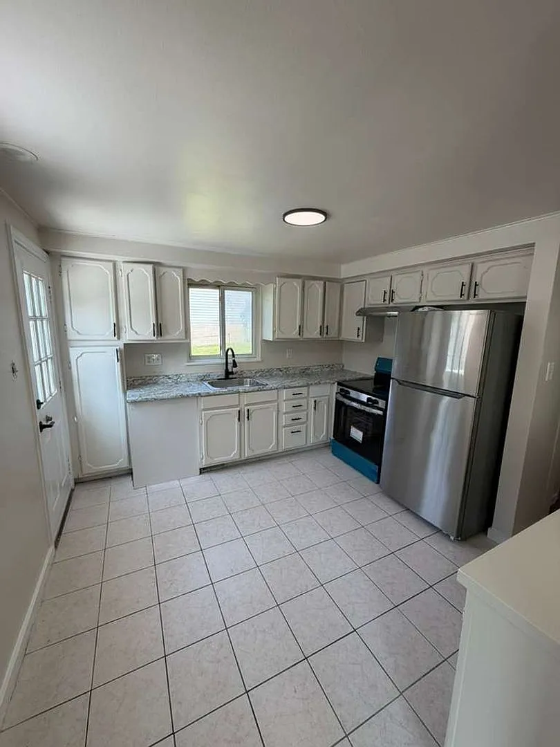 Spacious 4BR House in Pittsburgh, Section 8 Considered!! — Photo 4