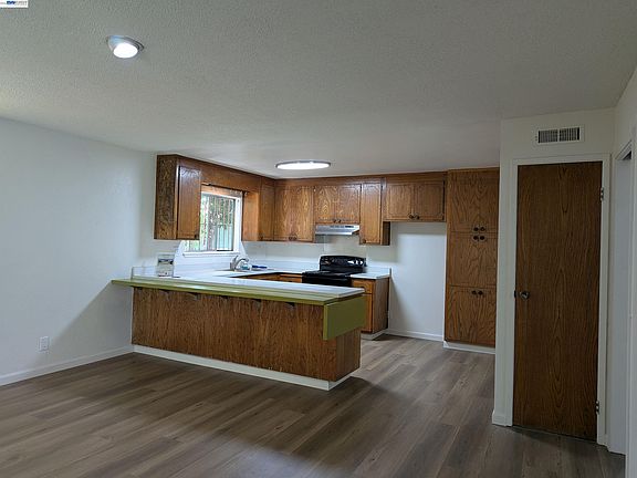 3rd image of 2550 Damuth St