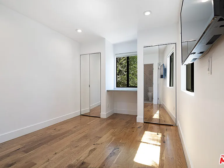 2553 1/2 Glen Green St — Photo 14
