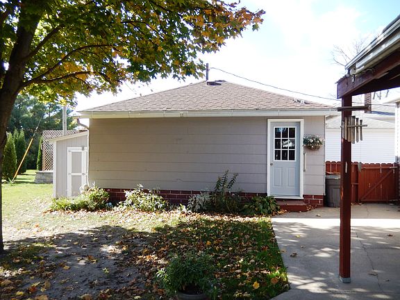 Detached garage 20' x 22'