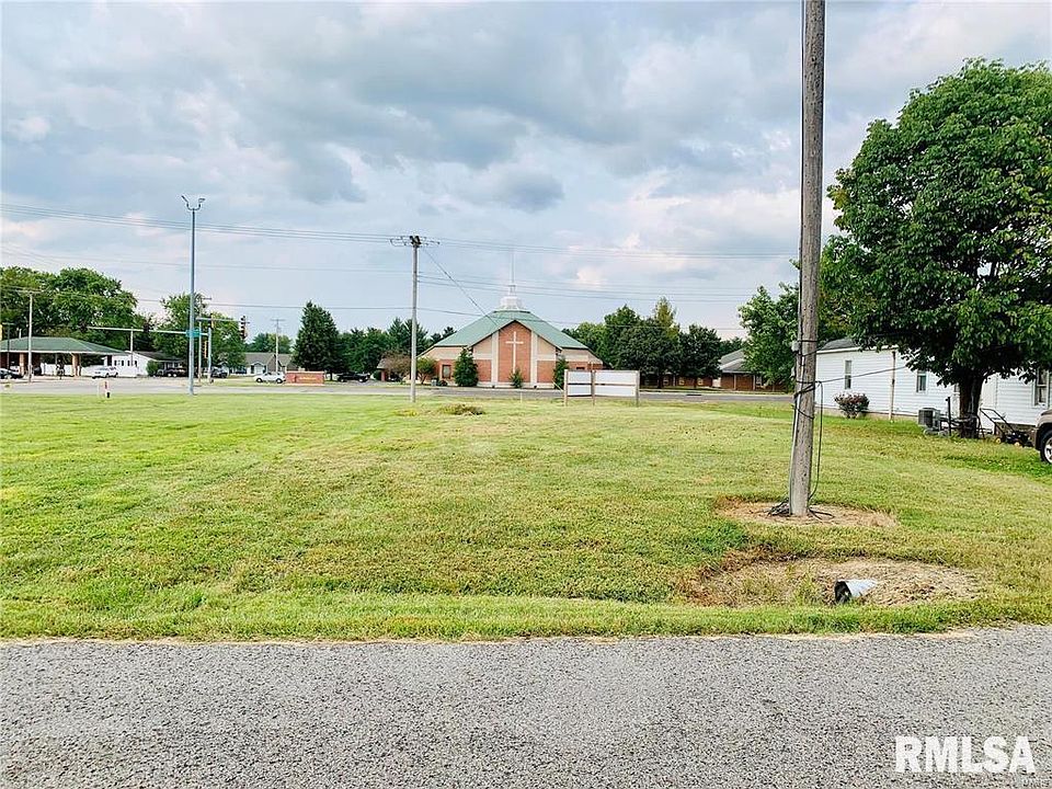 1st image of 1004 E Dickinson Dr