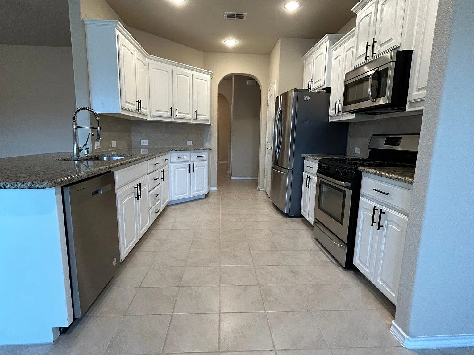 3 bed, 1579 sqft, $2,300 — Photo 2