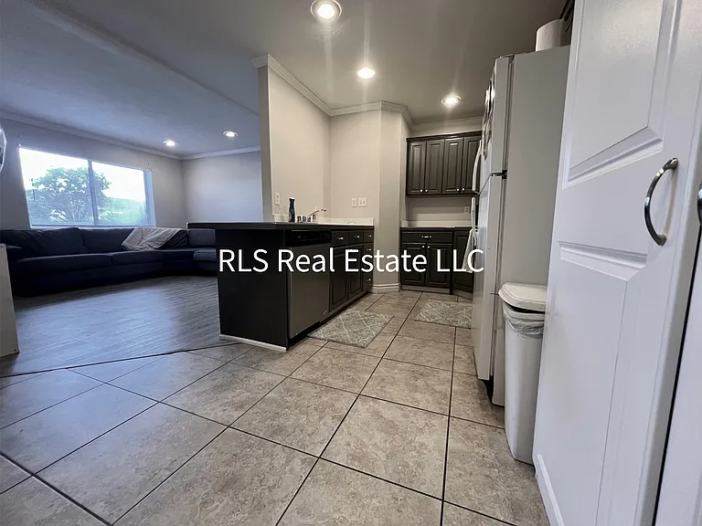 1541 N Riverside Ave #15 — Photo 2