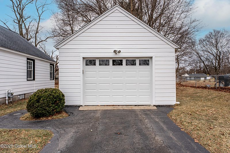 3rd image of 2450 3rd Avenue