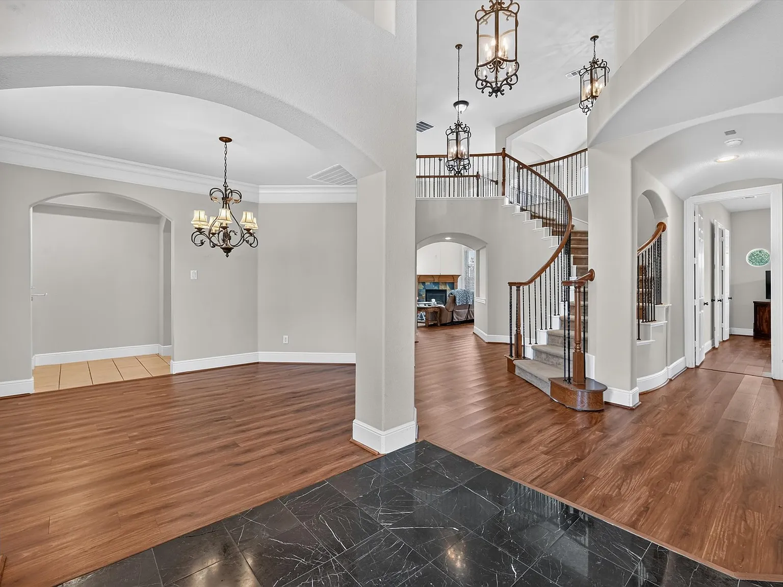 5 bed, 3674 sqft, $3,850 — Photo 2