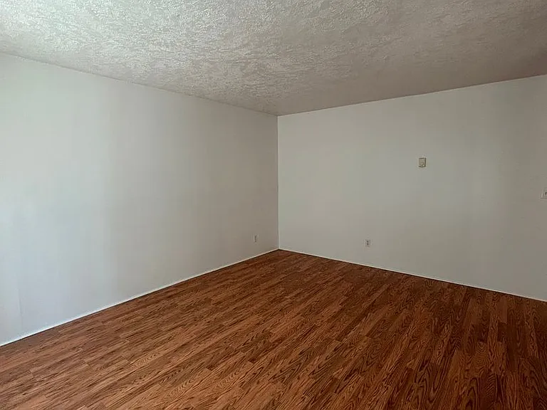 549-599 Greenwood Dr NE — Photo 7