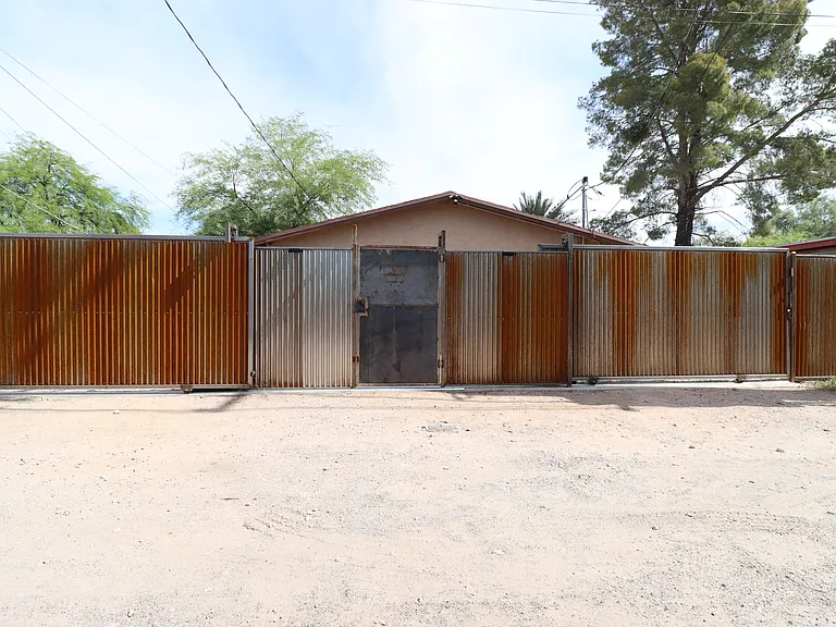 1020 E Silver St — Photo 2