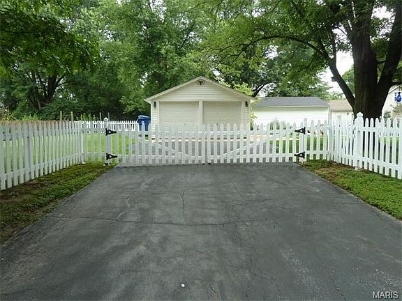 3rd image of 305 N Castello St