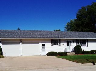 209 Seeley St, Manchester, IA 52057
