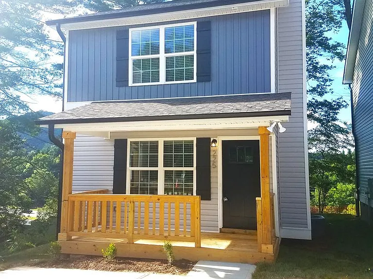 291 Stratford Ln — Photo 1