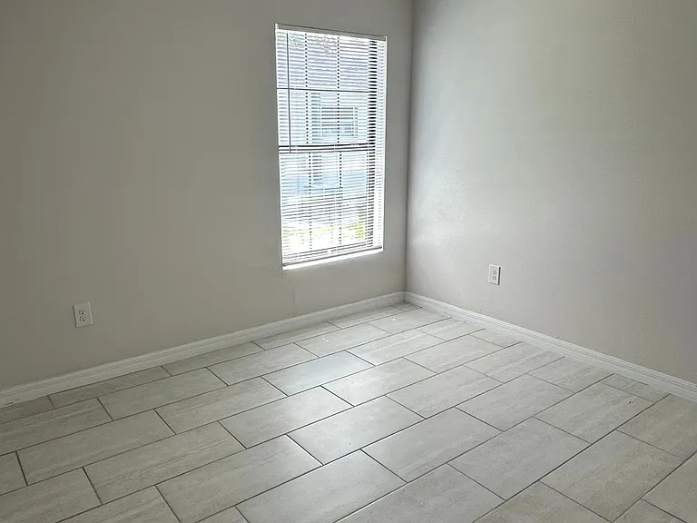 606 SE 8th St #606 — Photo 10