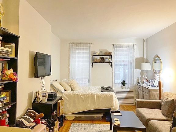 3rd image of 1322 2nd Ave APT 4C