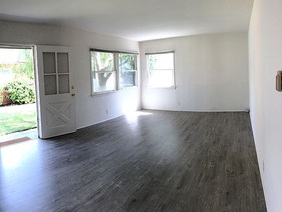 5th image of 1940 Cloverfield Blvd