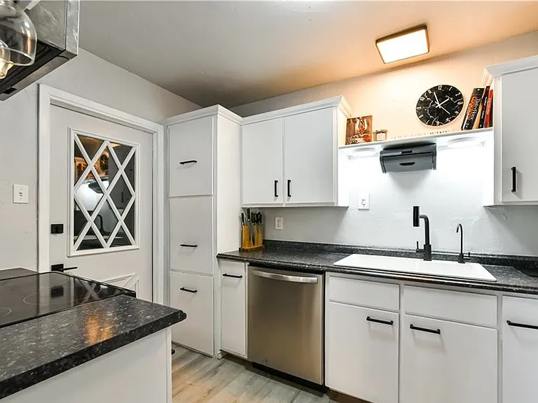 2203 Coach Dr — Photo 3