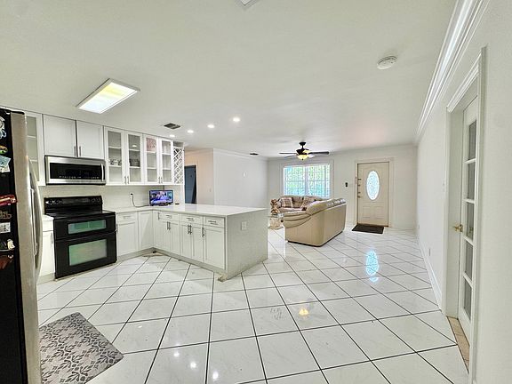 5th image of 914 Helena Dr