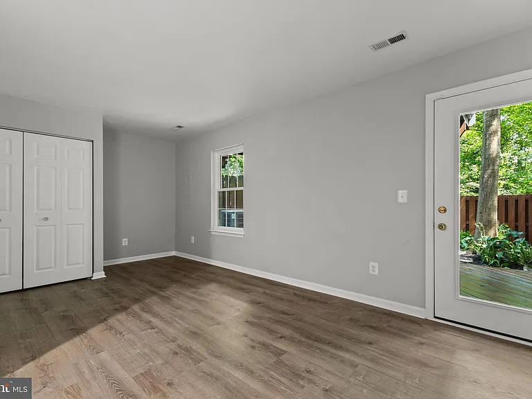 106 Hackley Ct — Photo 20