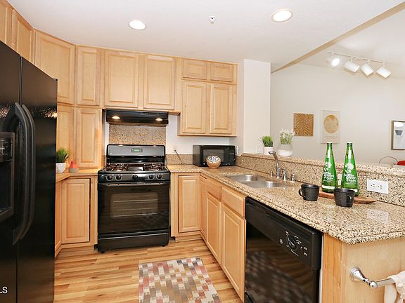 4th image of 160 S Hudson Ave Unit 214